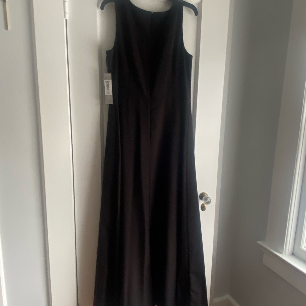 Kay Unger Black Sleeveless V-Neck Gown jumper with a skirt for Wedding Guest